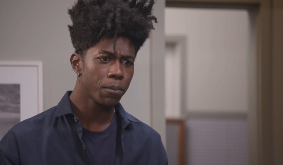 Tony faz questão de buscar provas contra Roberto em Elas por Elas