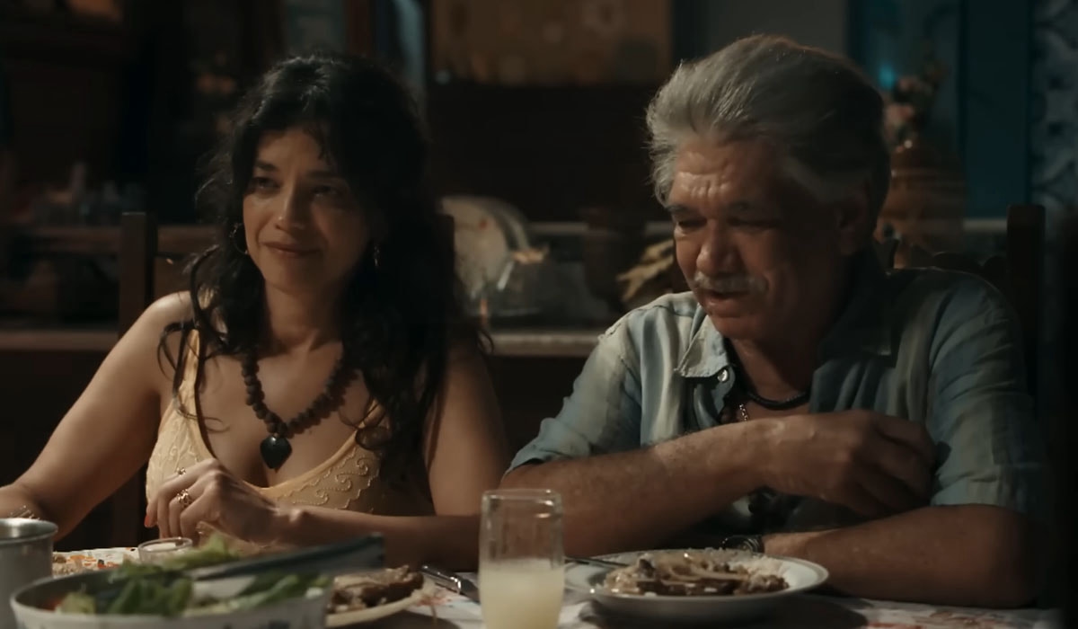 Morena amamenta João Pedro após a morte de Maria Santa em Renascer