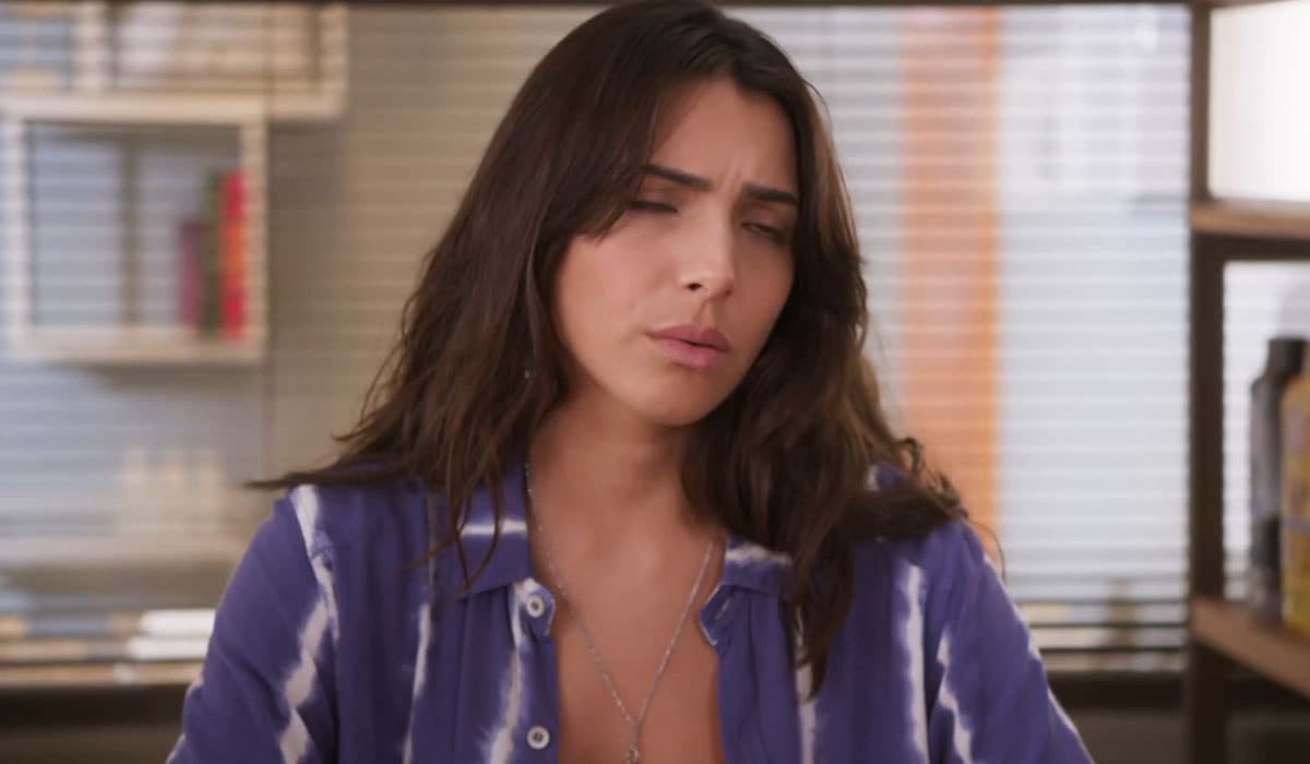 Ísis desmaia e descobre que está grávida em Elas por Elas