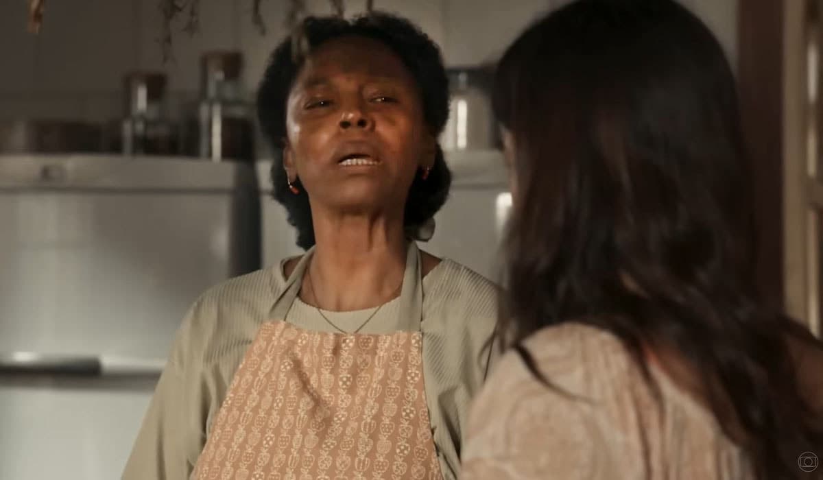 Inácia flagra Mariana mexendo nas gavetas da fazenda em Renascer