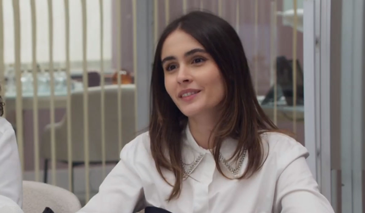 Cris deixa Giovanni perturbado ao inventar gravidez em Elas por Elas