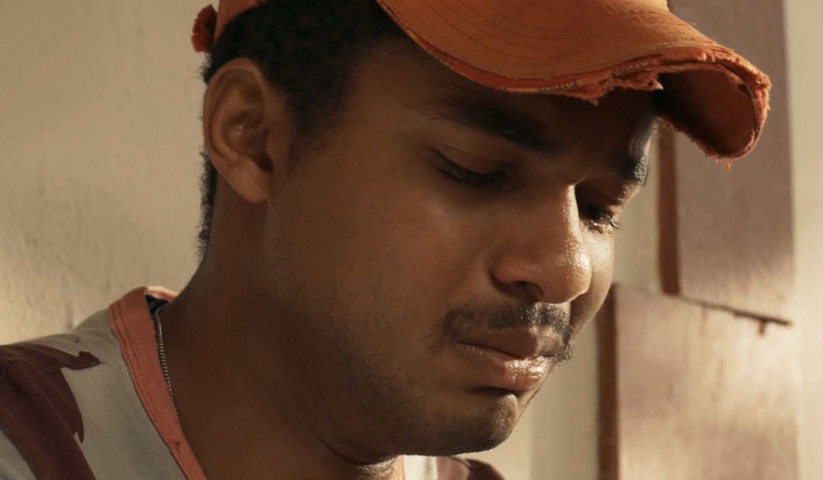 João Pedro desiste de ir embora e abaixa a cabeça para o pai em Renascer