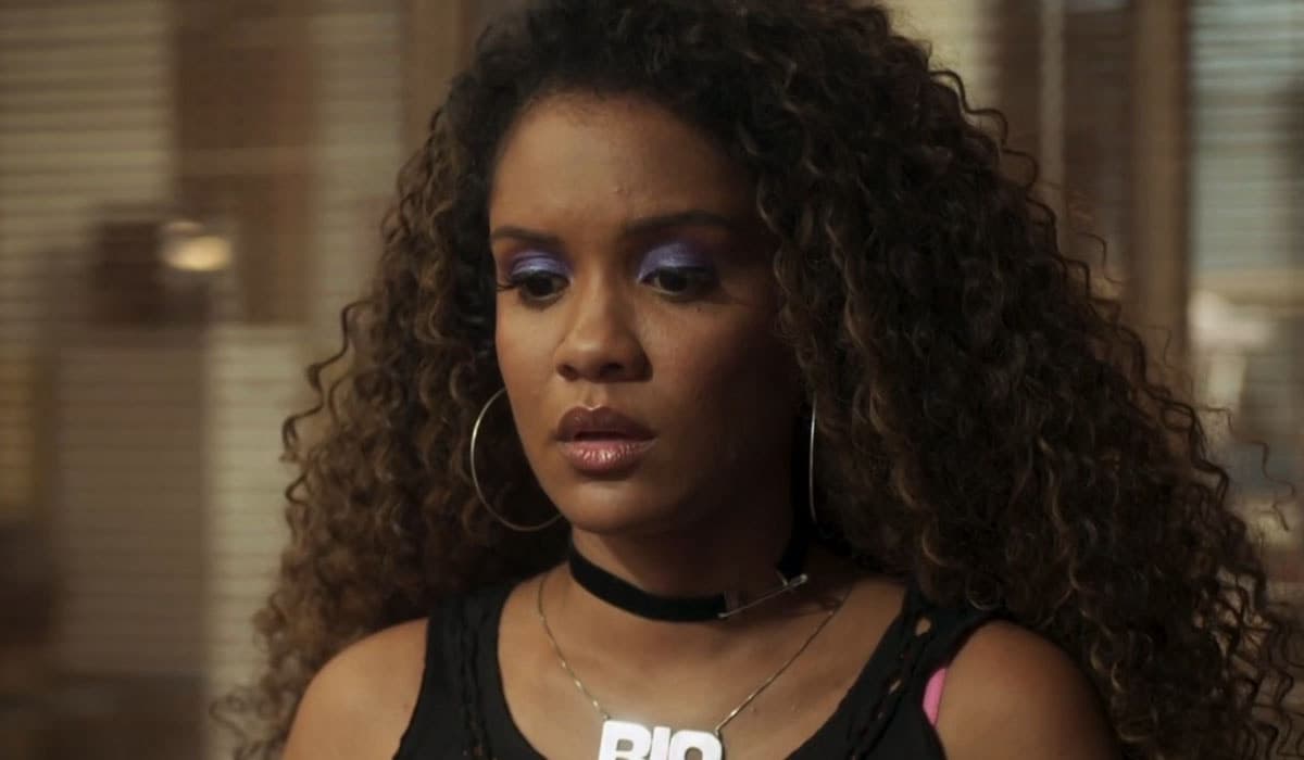 Após ouvir o coração do bebê, Soraya visita Merreca na prisão em Fuzuê