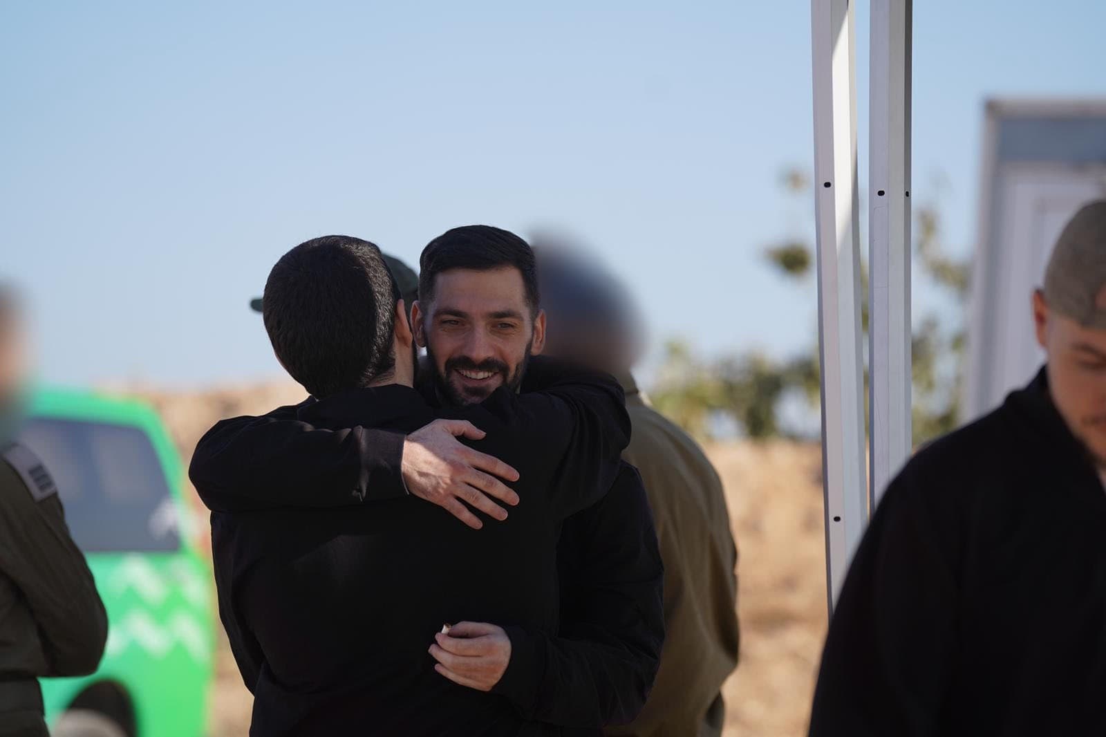 Israel divulga primeiras imagens dos reféns libertados pelo Hamas