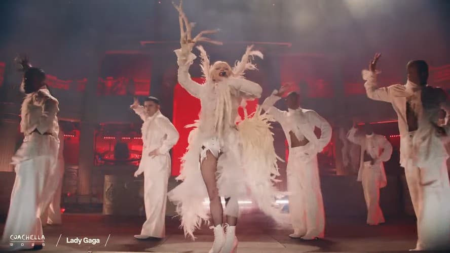Lady Gaga brilha no Coachella 2025 com show eletrizante e look futurista