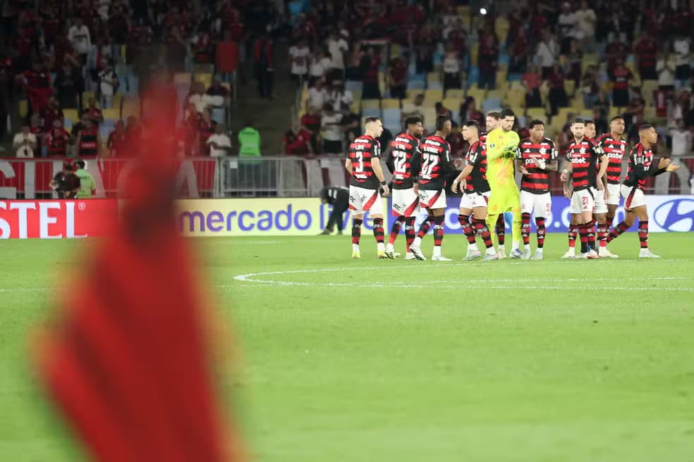 Flamengo vence Internacional e larga na frente nas oitavas da Libertadores