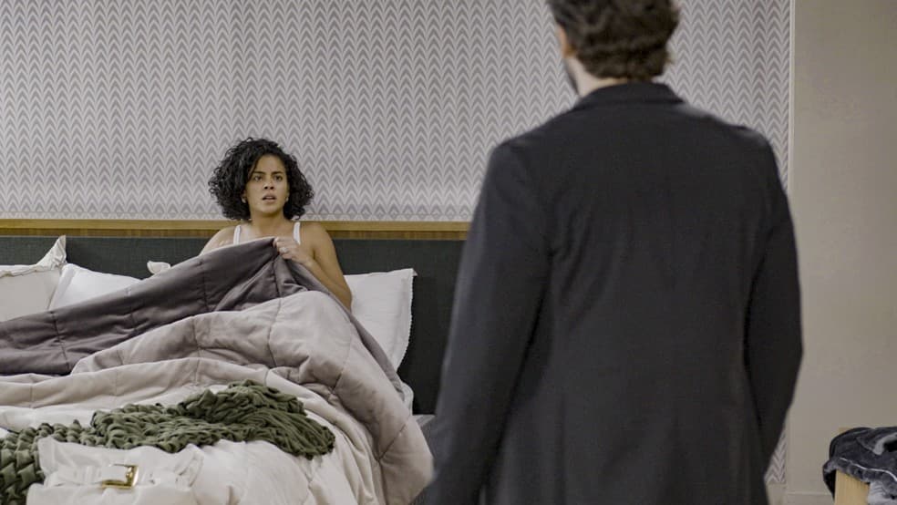 Afonso flagra Maria de Fátima em situação comprometedora e clima esquenta em 'Vale Tudo'