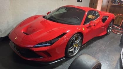 PF apreende Ferrari, réplica de F1 e armas em operação contra fraudes bilionárias no INSS