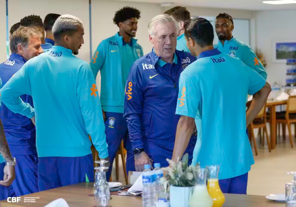 Seleção brasileira fica completa no Rio e inicia preparação para duelo decisivo