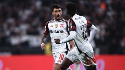 Flamengo vira sobre Corinthians e mantém liderança do Brasileirão