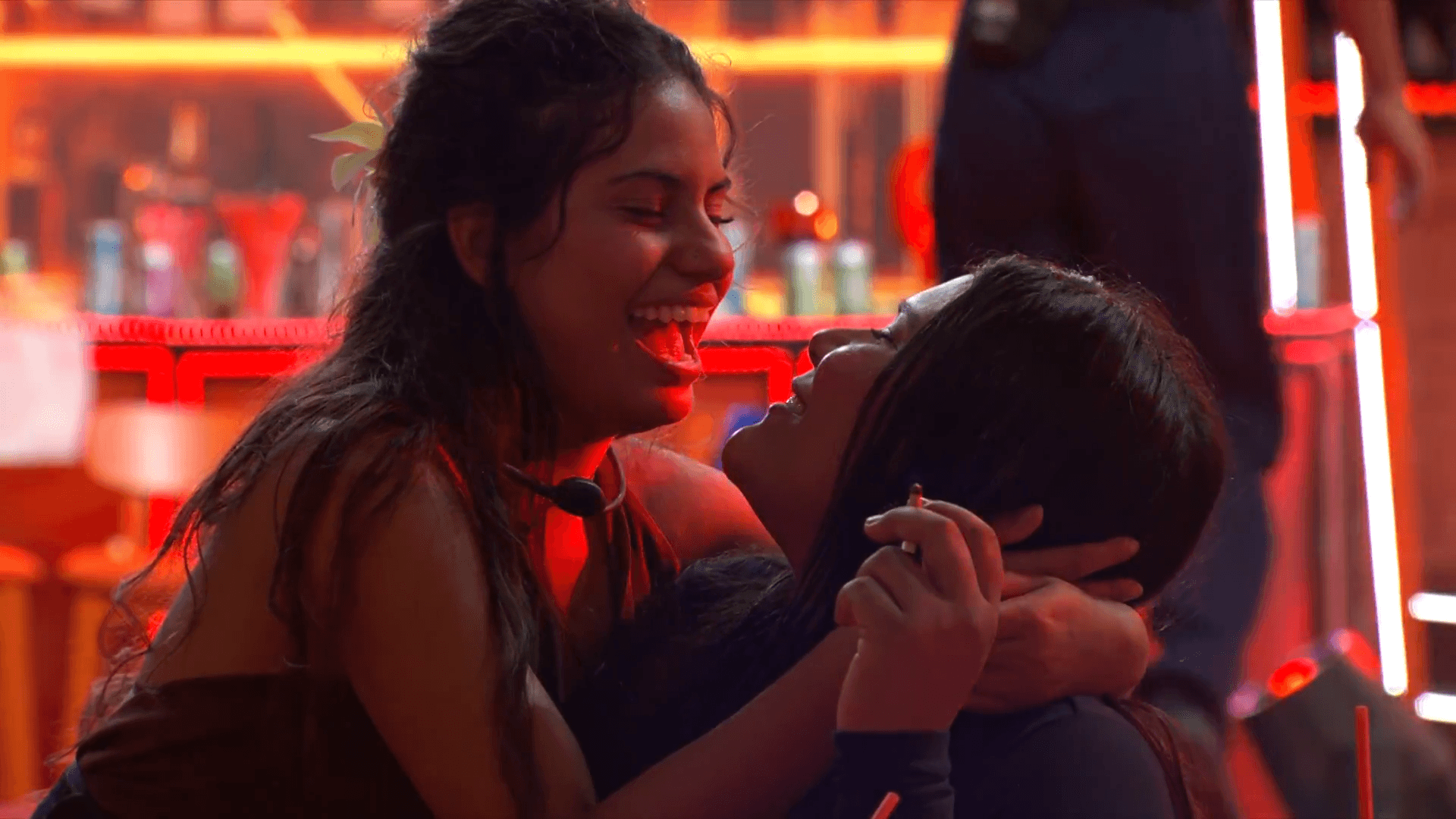 BBB 26: Gabriela e Chaiany trocam selinhos em festa e reforçam clima de afeto no reality