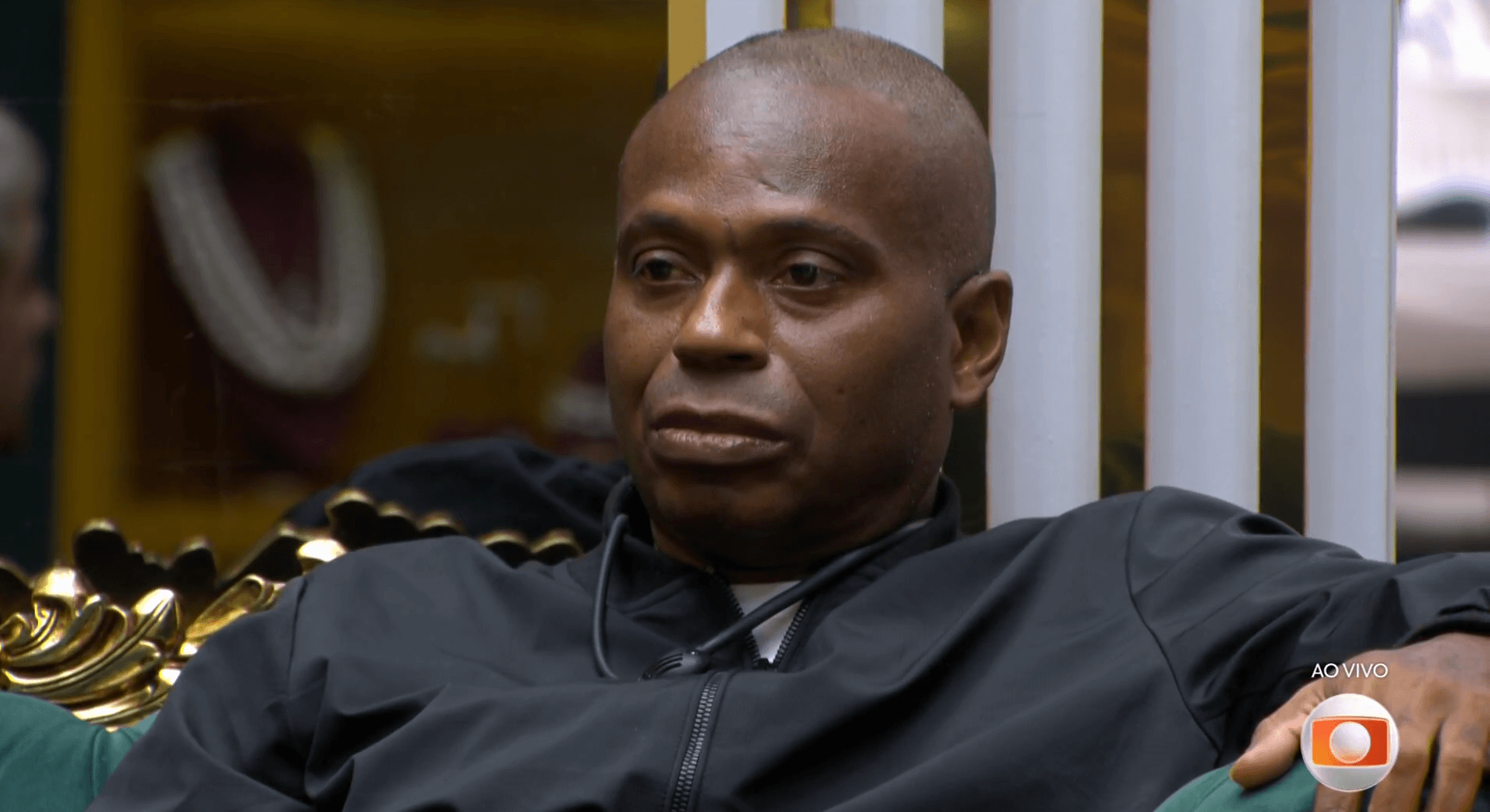 BBB 26: Edilson Capetinha tenta bater o botão, é 'bloqueado' pela produção e reclama: "Não abriram"