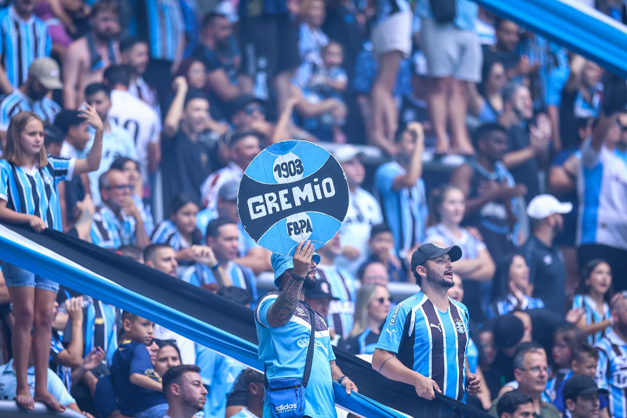 Ao Vivo: Grêmio abre vantagem contra o Internacional no Grenal 450 com brilho de Enamorado e expulsão polêmica