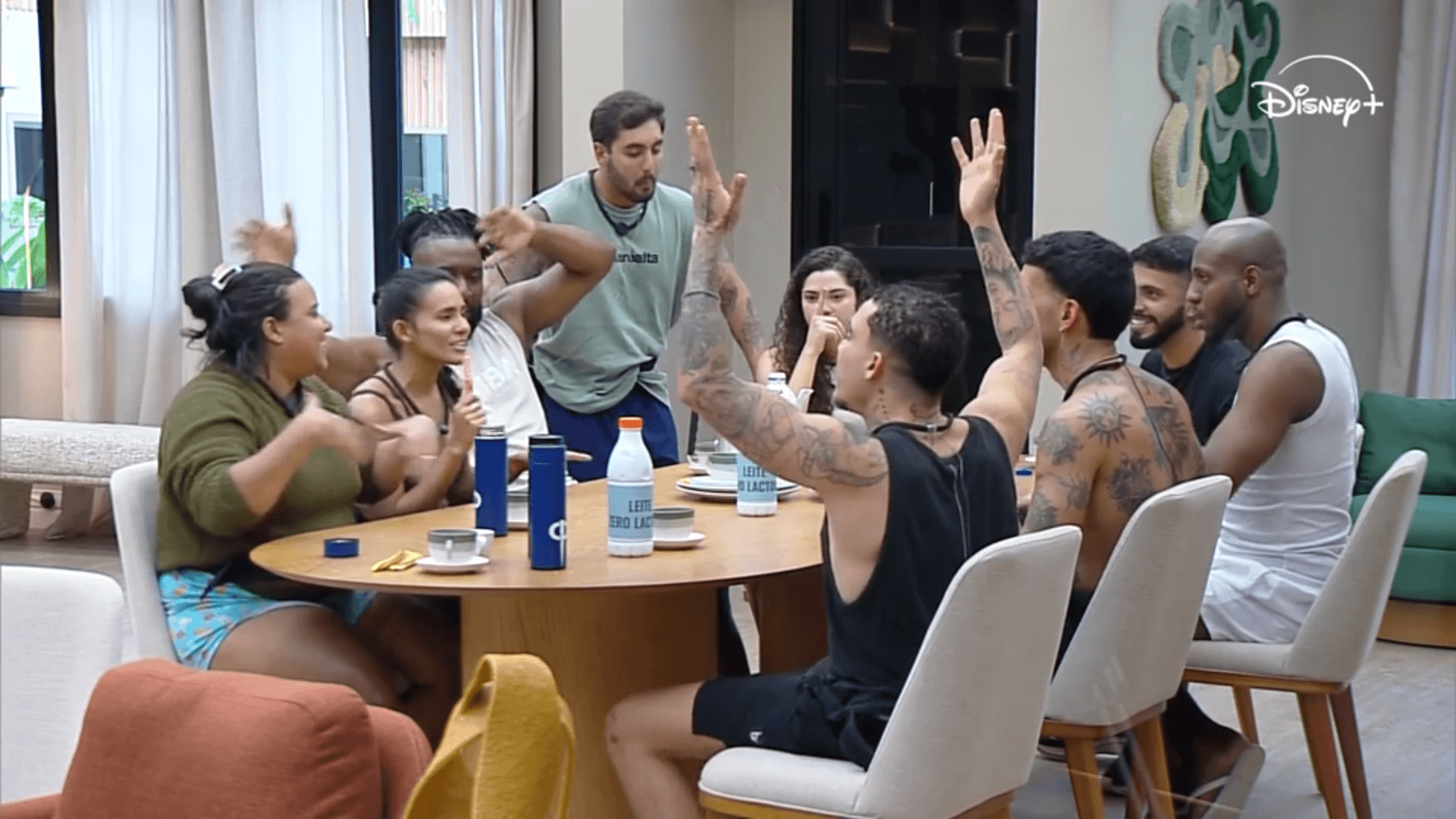 Estreia de 'A Casa do Patrão' é marcada por falhas técnicas, gafes de Hassum e broncas de Boninho ao vivo