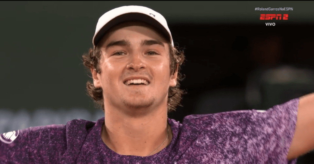 "Entrega o pin para ele!!": João Fonseca derruba Casper Ruud e faz história em Roland Garros