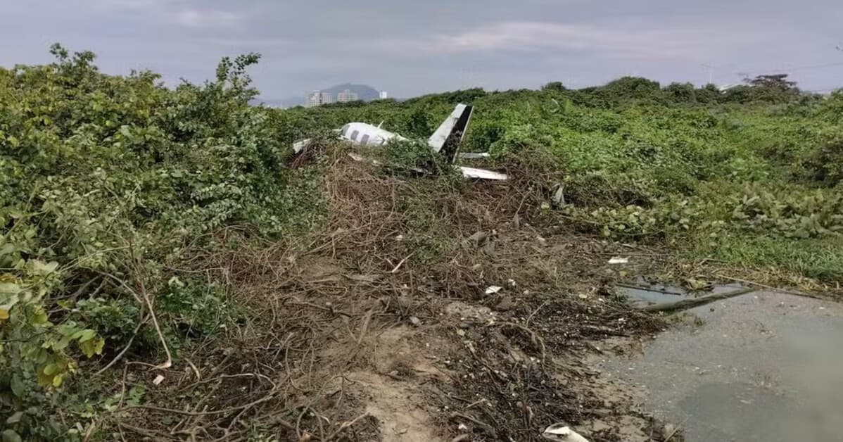 Avião de pequeno porte cai em praia de Navegantes e mobiliza equipes de resgate em SC