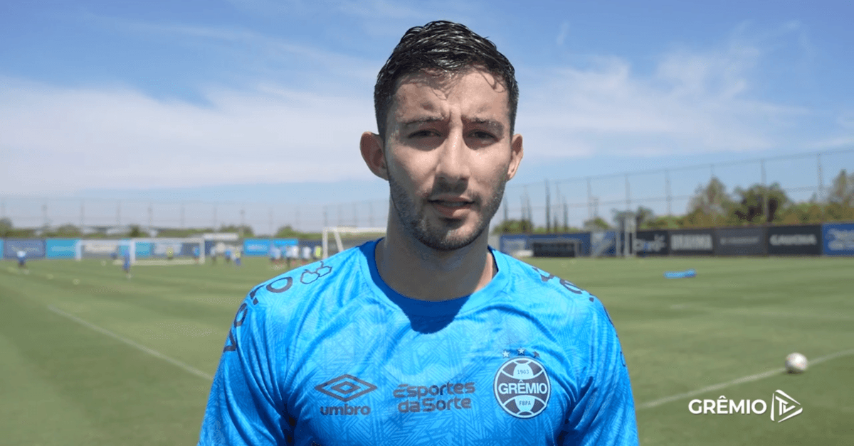 Após 321 dias afastado, Villasanti volta a jogar pelo Grêmio em amistoso contra a Chapecoense