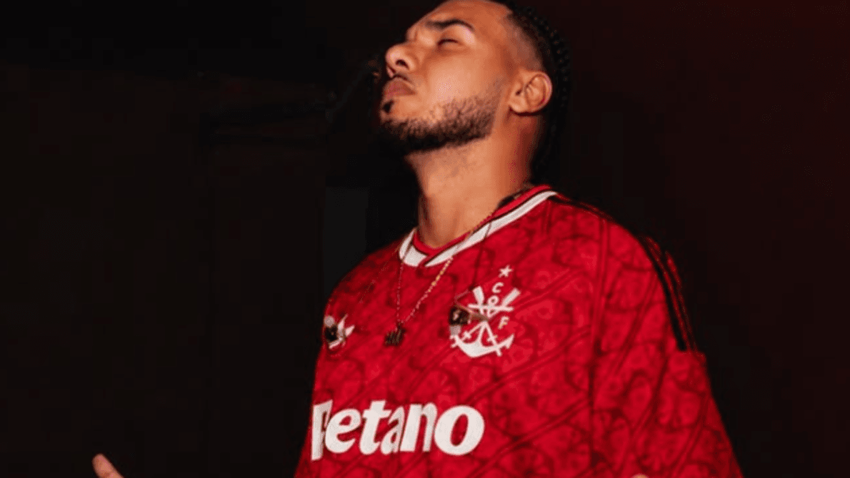 Nova terceira camisa do Flamengo aparece em show antes do lançamento oficial