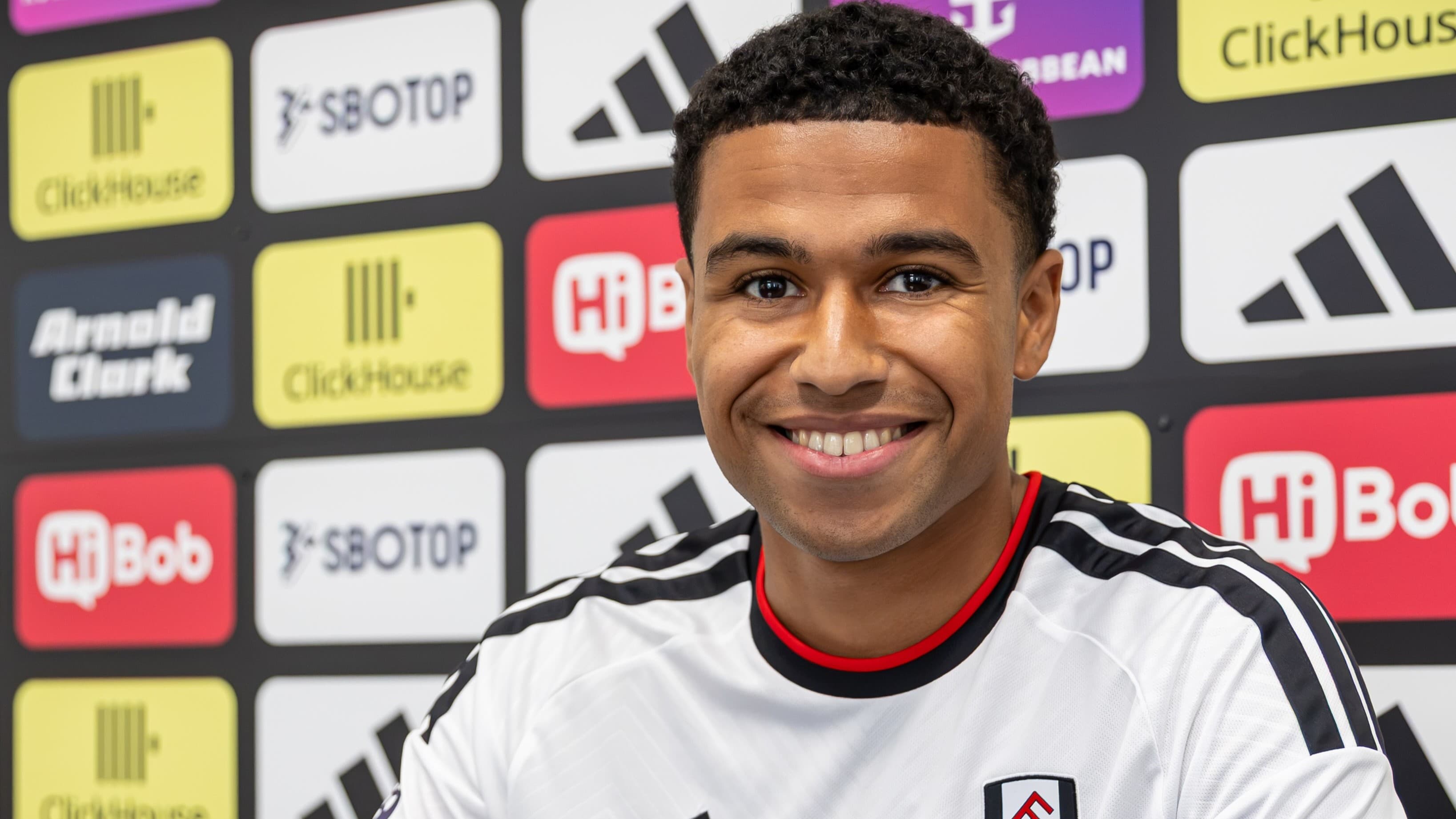 Fulham oficializa contratação recorde do volante Shea Charles