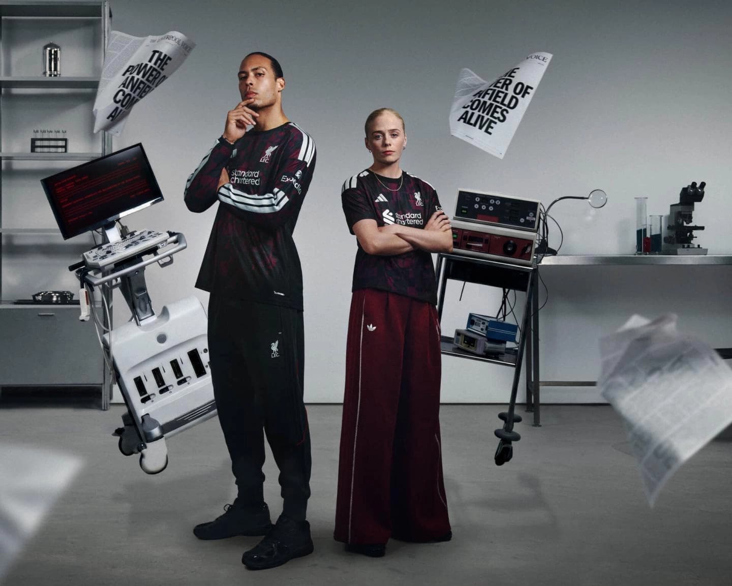 Liverpool lança terceiro uniforme preto e prateado para a temporada com foco nas noites de Champions