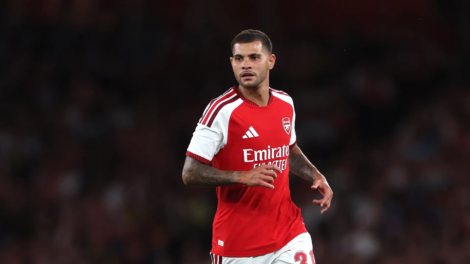Bruno Guimarães estreia na Champions pelo Arsenal em uma noite pesada no Maradona