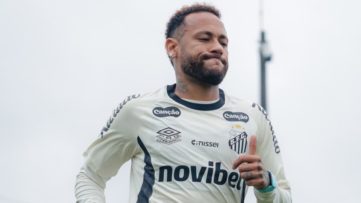 Neymar joga hoje? Atacante é relacionado por Cuca, mas fica fora de viagem e desfalca o Santos contra o Palmeiras